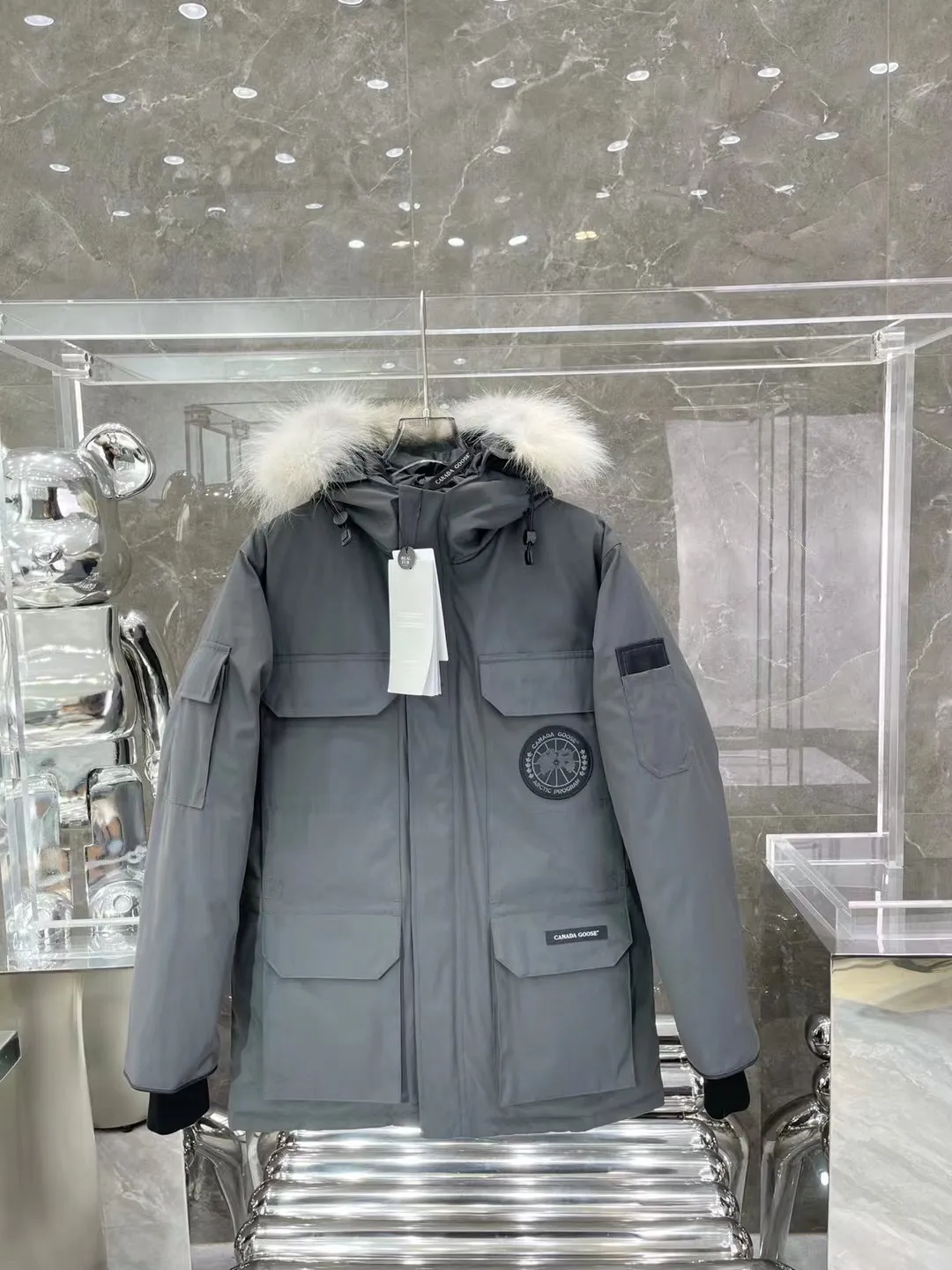 P800 Canada Goose "Canada Goose"🇨🇦 Beichen White / 08 Expedition Parka 4660M Product color: black, off-white, red, sand pink, sky blue, graphite gray, Beichen white, navy blue, sky blue, gray camouflage gray black label Product size: XS, S, M, L, XL, XXL The Expedition was originally a parka designed for scientists at the McMurdo Research Station in Antarctica. Whether your next journey takes you into the frozen urban jungle or across uncharted ice fields, wear Canada Goose's Expedition Parka and get proven results year after year in Antarctica by the National Science Foundation's Center for Polar Research.  Material list: 1⃣ Uses Y-shaped Velcro imported from Taiwan (exclusive in the market) 2⃣ Uses 18-count polyester-cotton blended fabric imported from South Korea (authentic synchronized fabric) 3⃣ National standard 80% white duck down, (zp uses 80% white duck down/90% of all boasts are fake) 4⃣ Western Canadian coyote hair (non-market dyed fox hair filled with wolf hair) Material analysis characteristics: 1⃣ The original/polyester-cotton fabric has a high polyester fiber content, and the polyester-cotton fabric has high heat and light resistance and good stability. It has bright colors, high fiber strength, durability, light resistance, heat resistance, and straightness. 2⃣ As we all know, the original version uses 80% white duck down. The fill power refers to the cubic inches of volume occupied by each ounce (30 grams) of down under certain conditions. If one ounce of down occupies 500 cubic inches, the fill power of the down is 500. So we can simply understand it as: fill power is the volume of down, and the volume of down is fill power. The higher the fill power of down, it means that under the same filling amount, down can fix a larger volume of air layer to keep warm and insulate, so the warmth retention of down is better. 3⃣ Western Canadian coyote hair, "large range of selected neck hair" is soft and fluffy, each wolf hair is 60-63 long / 14-16 wide at the peak, this width + preferred parts. It is basically unmatched by the same industry